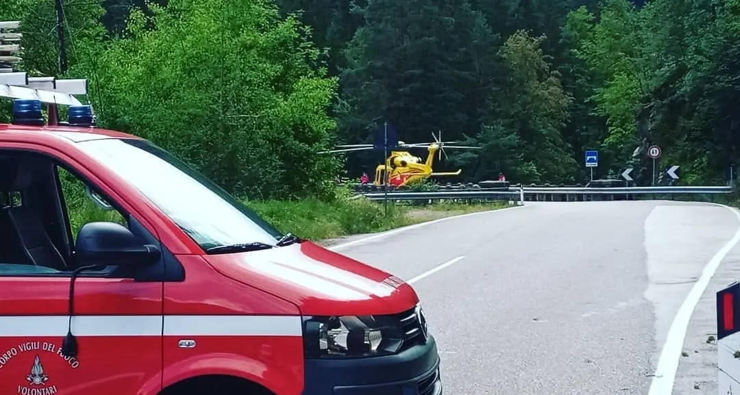 Moto contro un'autovettura che si incendia: è deceduto un centauro a Valfloriana