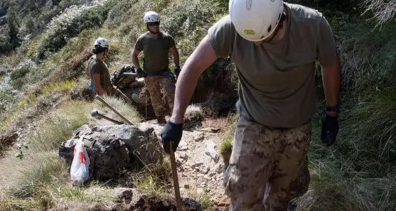 Si rifà il sentiero di Cima d'Asta in campo anche gli Alpini del settimo Reggimento