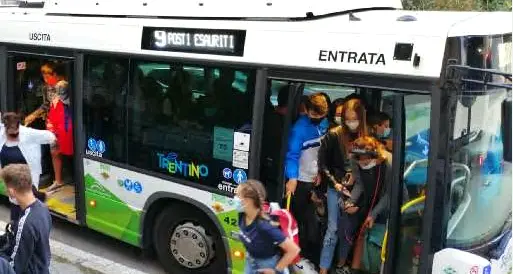 Dpcm, la Provincia intende salvare la scuola in presenza Bus al 65% della capienza