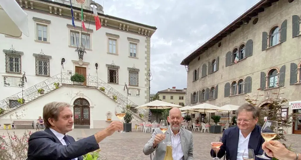 Re Roberto Oss Emer: asfalta tutti con il 60,23% e subito brinda con gli sfidanti