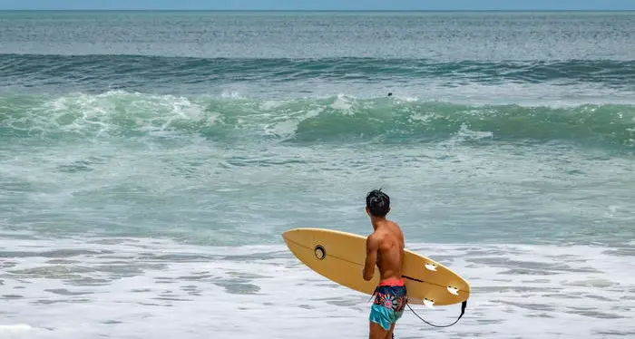 Perde il surf alle Hawaii ritrovato nelle Filippine (e restituito al padrone)