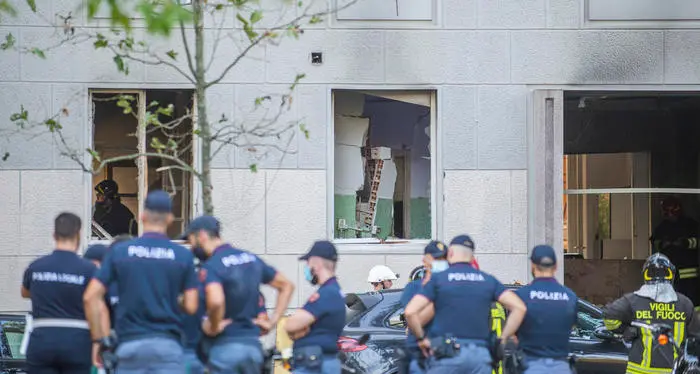 Milano: esplosione in un palazzo 6 feriti di cui uno grave a causa di una fuga di gas