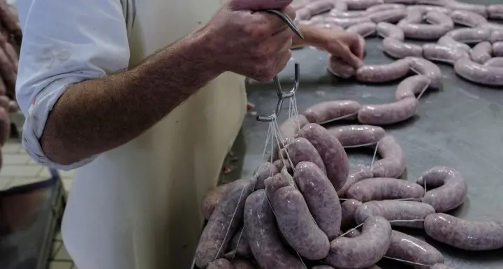 Focolaio in un salumificio in Alto Adige: 11 infetti e 33 in quarantena