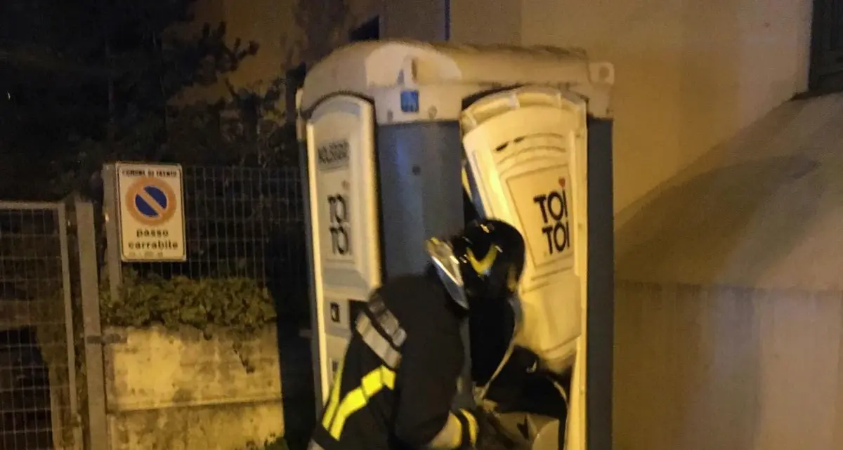 Bagno chimico dato alle fiamme Vandali in azione a Cognola