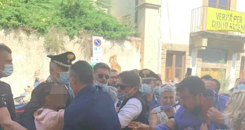 Salvini aggredito da una donna: gli strappa camicia e rosario