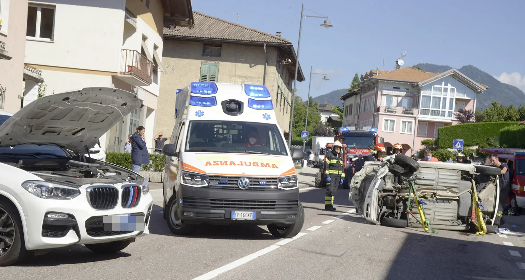 Cles: scontro tra due auto Anziana di 84 anni incastrata nella sua utilitaria rovesciata