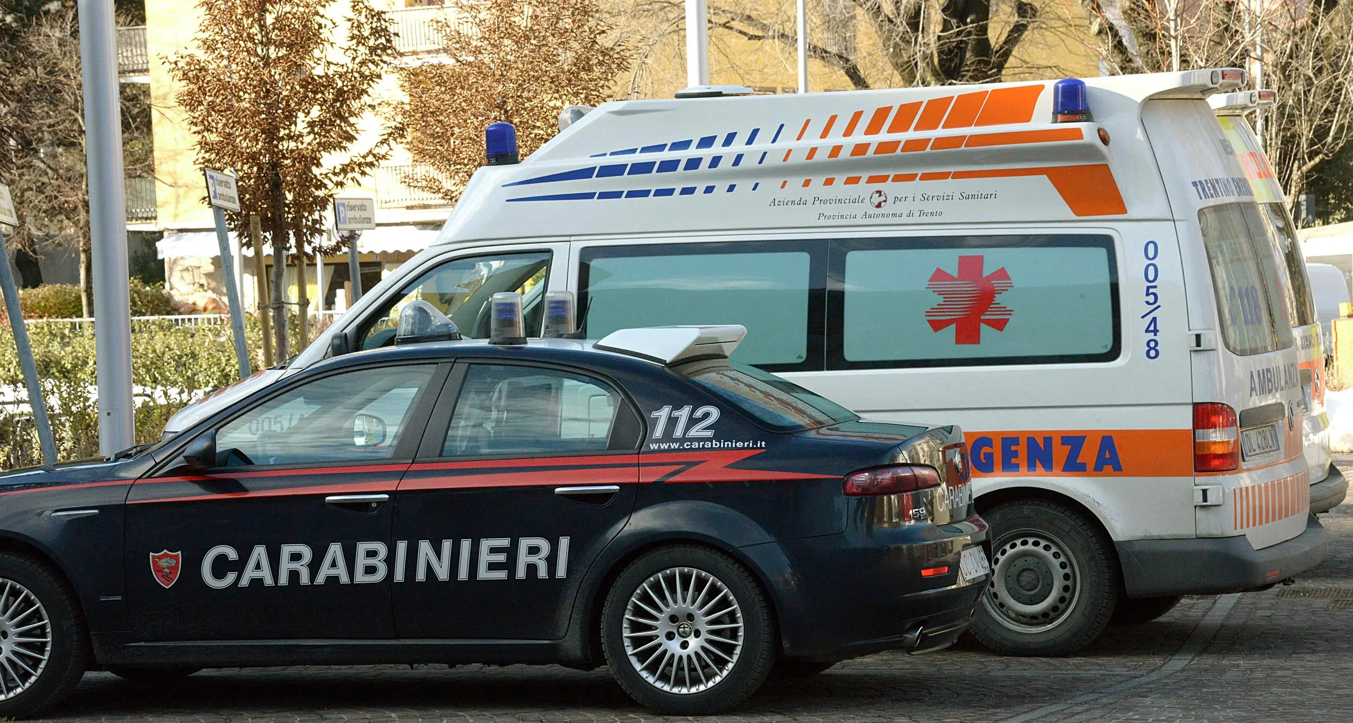 Minaccia la fidanzata con un coltello e poi la picchia con calci e pugni dopo aver sfondato la porta di casa