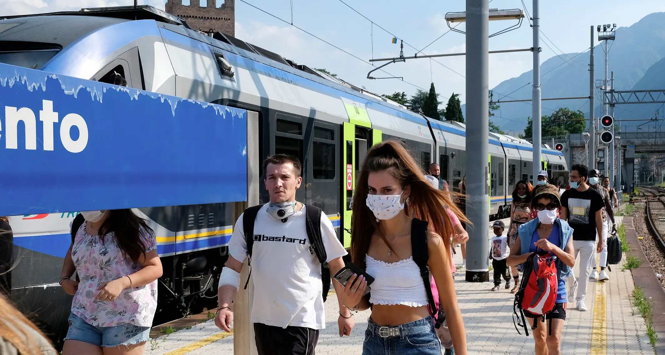 Bus, corriere e treni: alle stazioni arrivano i vigili anti-assembramento Entreranno in servizio da lunedì