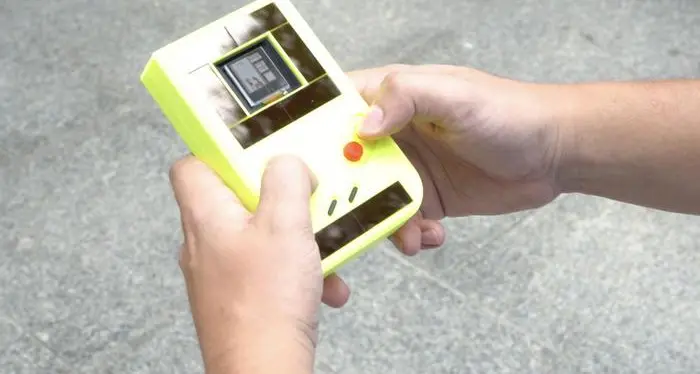 Il primo Game Boy senza batterie per giocare all'infinito