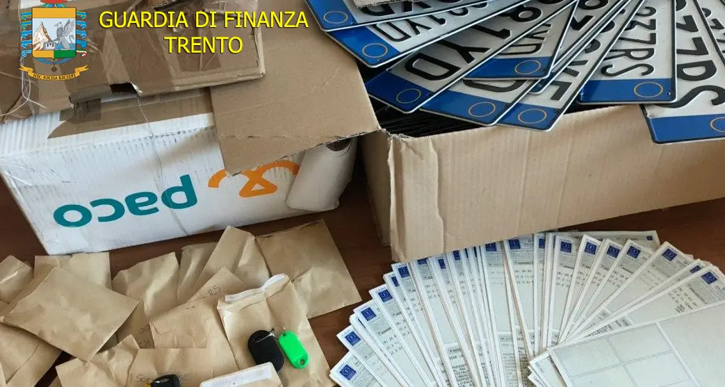 Noleggiava mille auto di lusso e poi le rivendeva all'estero: evasione milionaria, ricercato il titolare