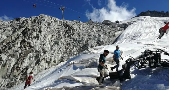 Si tolgono i teloni al Presena «Ogni anno salvano almeno trenta metri di ghiacciaio»