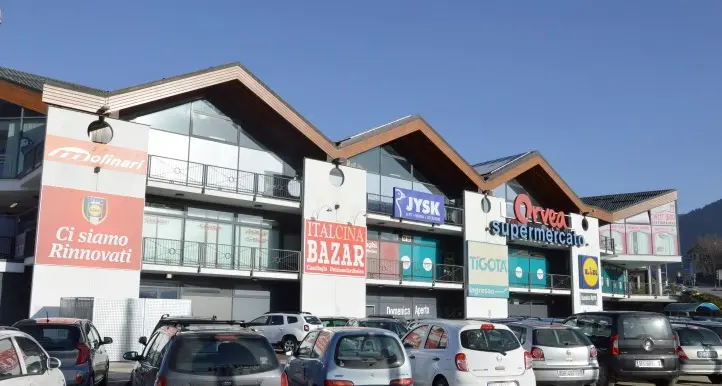 Shop Center Valsugana e Centro Europa domani avranno i negozi aperti Ma Fugatti insiste: «Non torniamo indietro sulla legge»