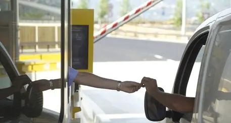 A22, addio ai contanti: i pedaggi si pagheranno con carta e smartphone