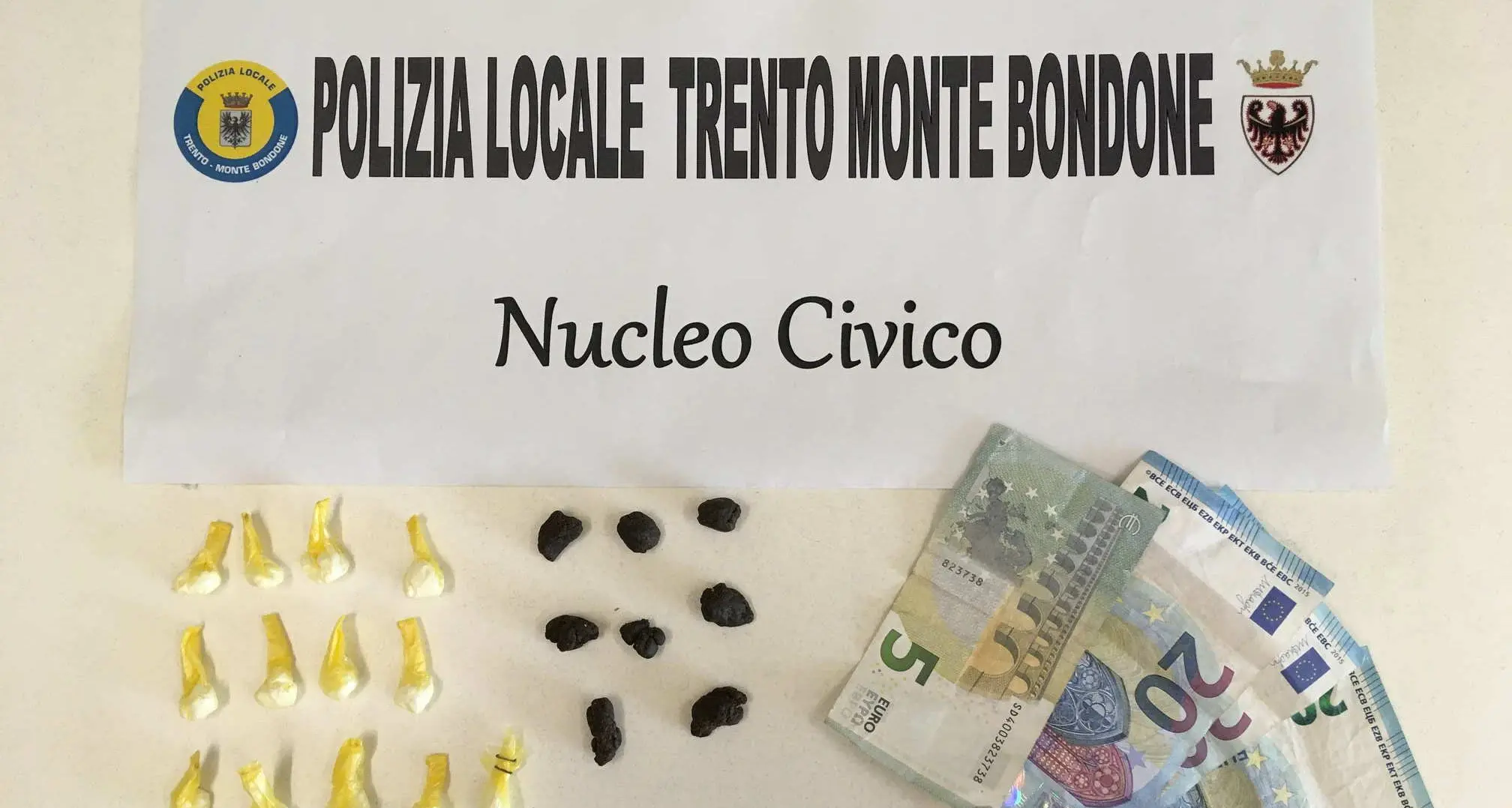 Nucleo Civico della Polizia Locale bloccato spacciatore nordafricano con 8 grammi di «fumo» e 65 euro