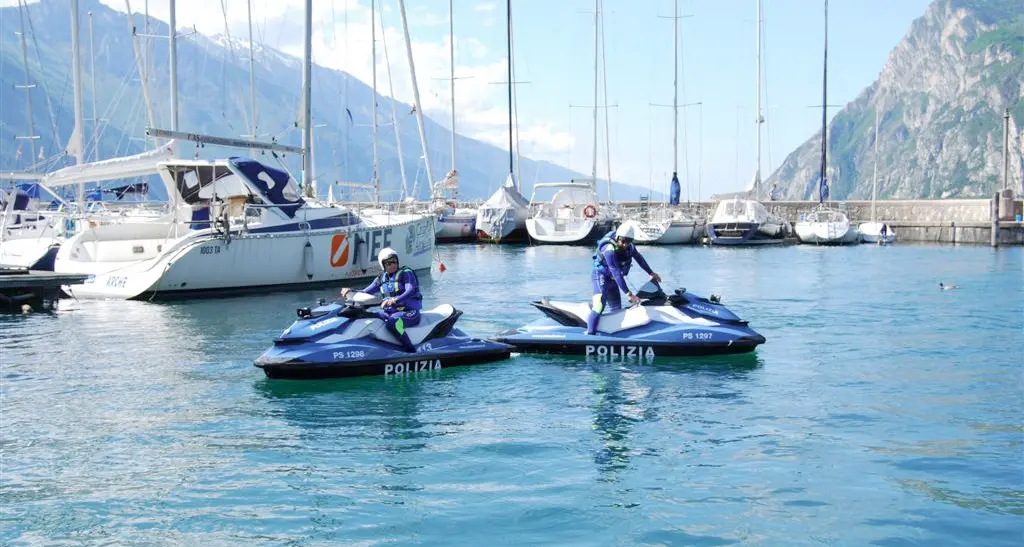 Riva: più di 50 soccorsi della polizia in agosto nelle acque del Garda