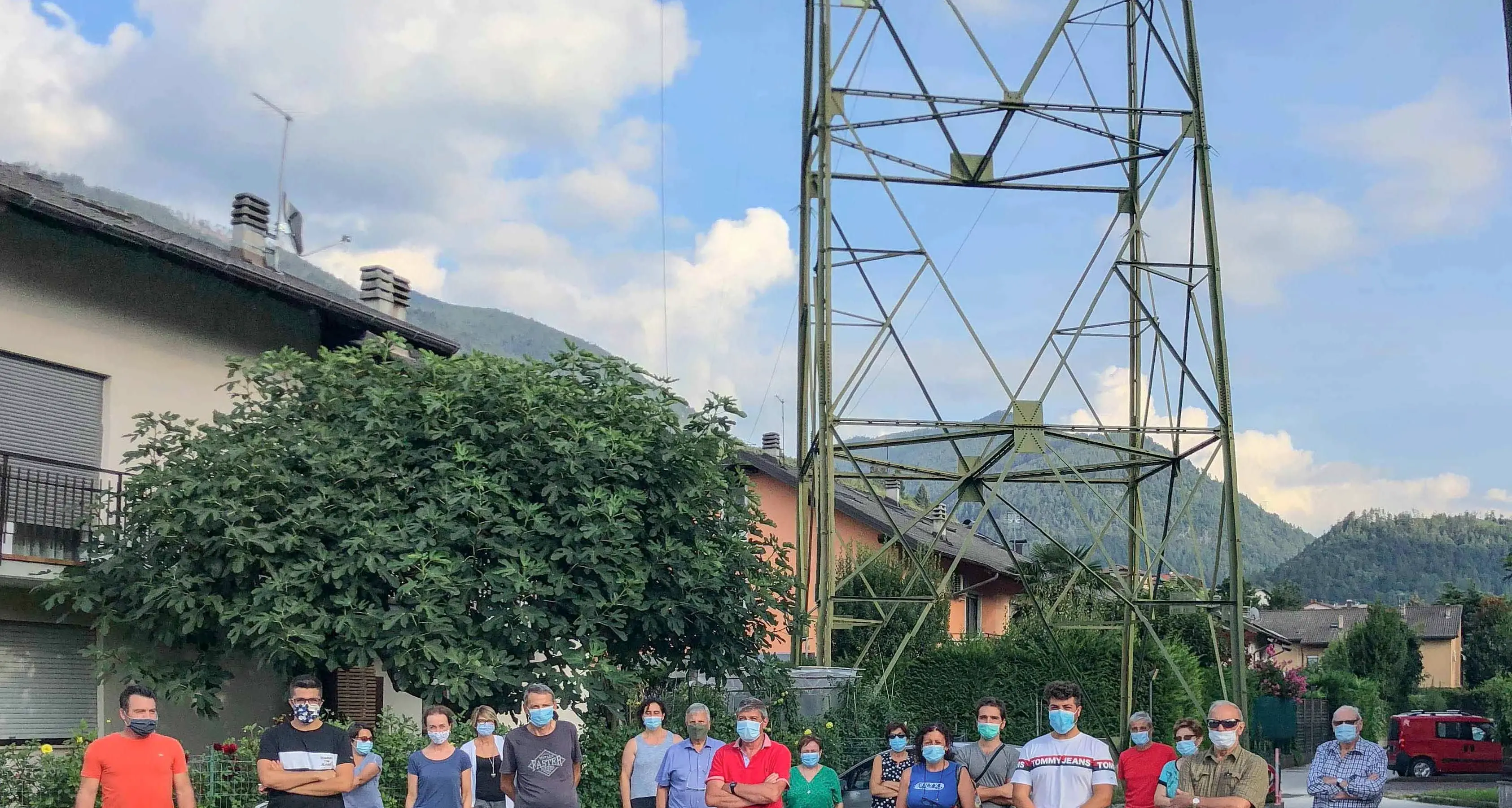 Pergine: scende in piazza il Comitato no-elettrodotto: «Undici anni di parole: ora basta»