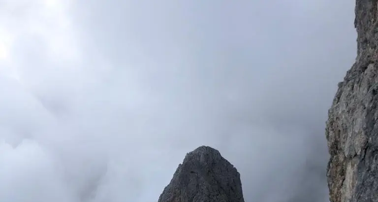 Lungo e complicato soccorso sulle Pale: nella nebbia un alpinista era \"volato\" 20 metri