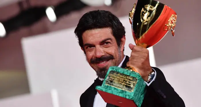 Venezia, il Leone d'Oro all'americano \"Nomadland\", Favino miglior attore