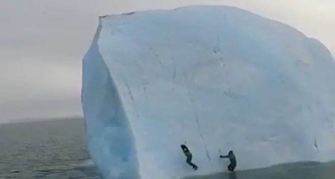 Tentano di scalare un iceberg: ecco come va a finire