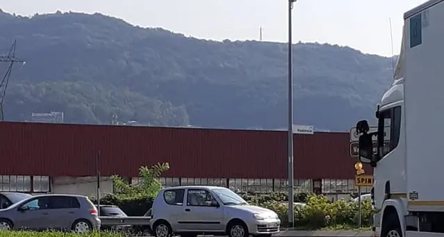 Entra contromano in rotatoria Il camionista gli «spiega» l'errore