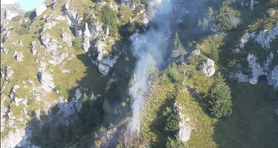 Fiamme nei boschi in val di Ledro Grande lavoro per i vigili del fuoco Interviene l'elicottero