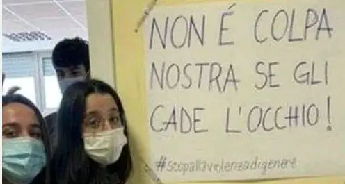 Minigonna: «Non è colpa nostra se gli cade l’occhio!», lo sdegno delle studentesse rimproverate