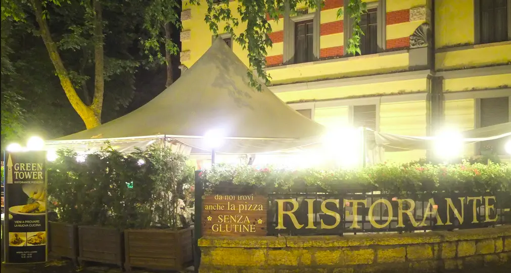 Il cameriere non indossa la mascherina Chiusa 5 giorni la pizzeria Green Tower La direzione: errore umano per stanchezza