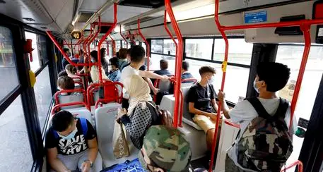A 6 anni viene dimenticato sul bus, rompe il vetro e si fa soccorrere