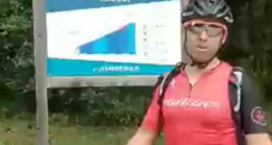 Il grande Gilberto Simoni sul Menador raccoglie le mascherine buttate a bordo strada - VIDEO