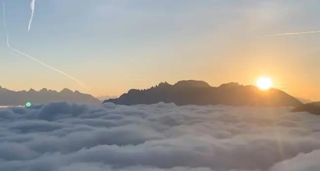 Come in un sogno: l’alba spettacolare sul Corno Bianco