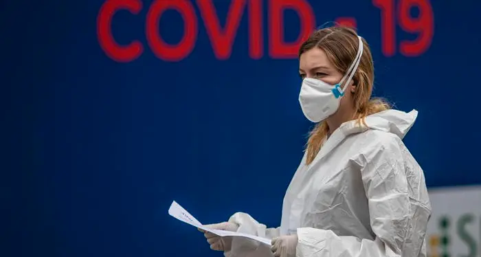 Covid, aumentano i decessi in Spagna: 241 in un giorno Francia, altri 10 mila contagi