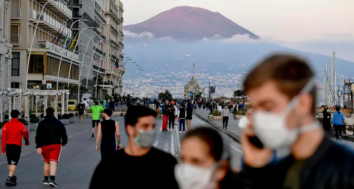 Da oggi in Campania obbligo di mascherina anche all'aperto