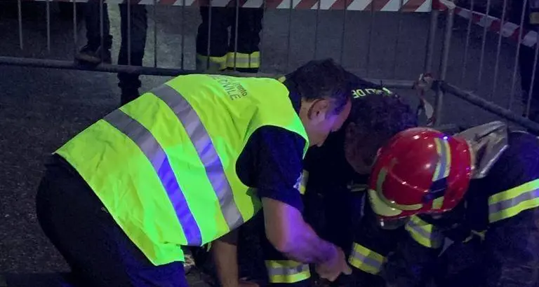 Tuenno: voragine nell'asfalto provocata dal rio Riddi Strada chiusa a veicoli e pedoni