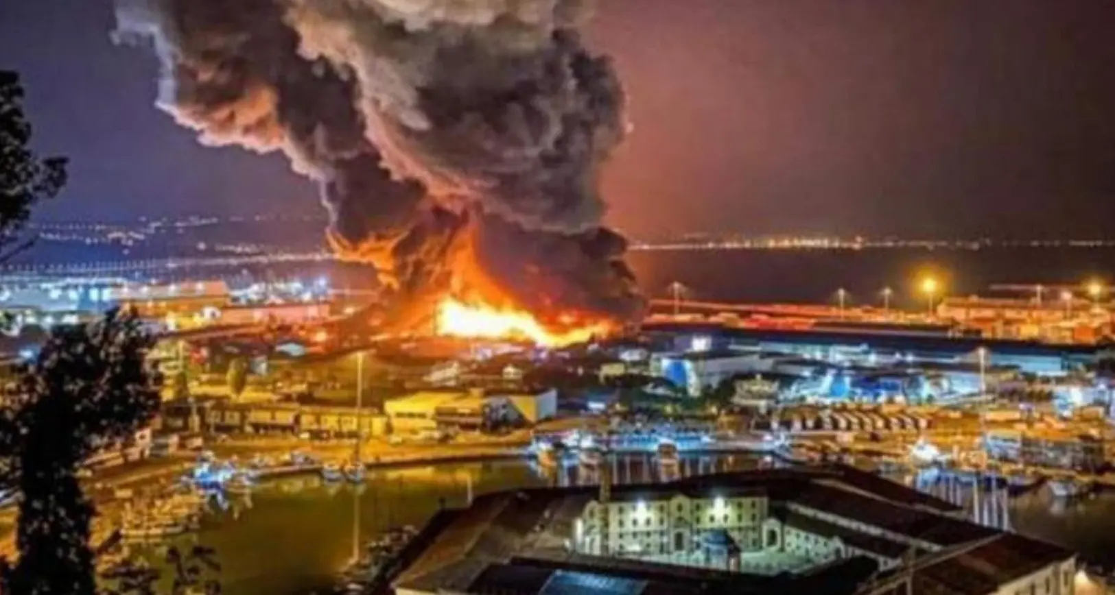 Inferno di fuoco nel porto di Ancona: nube di fumo sulla città