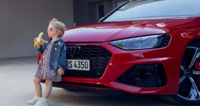 Ritirato dopo le critiche lo spot Audi con bimba e banana