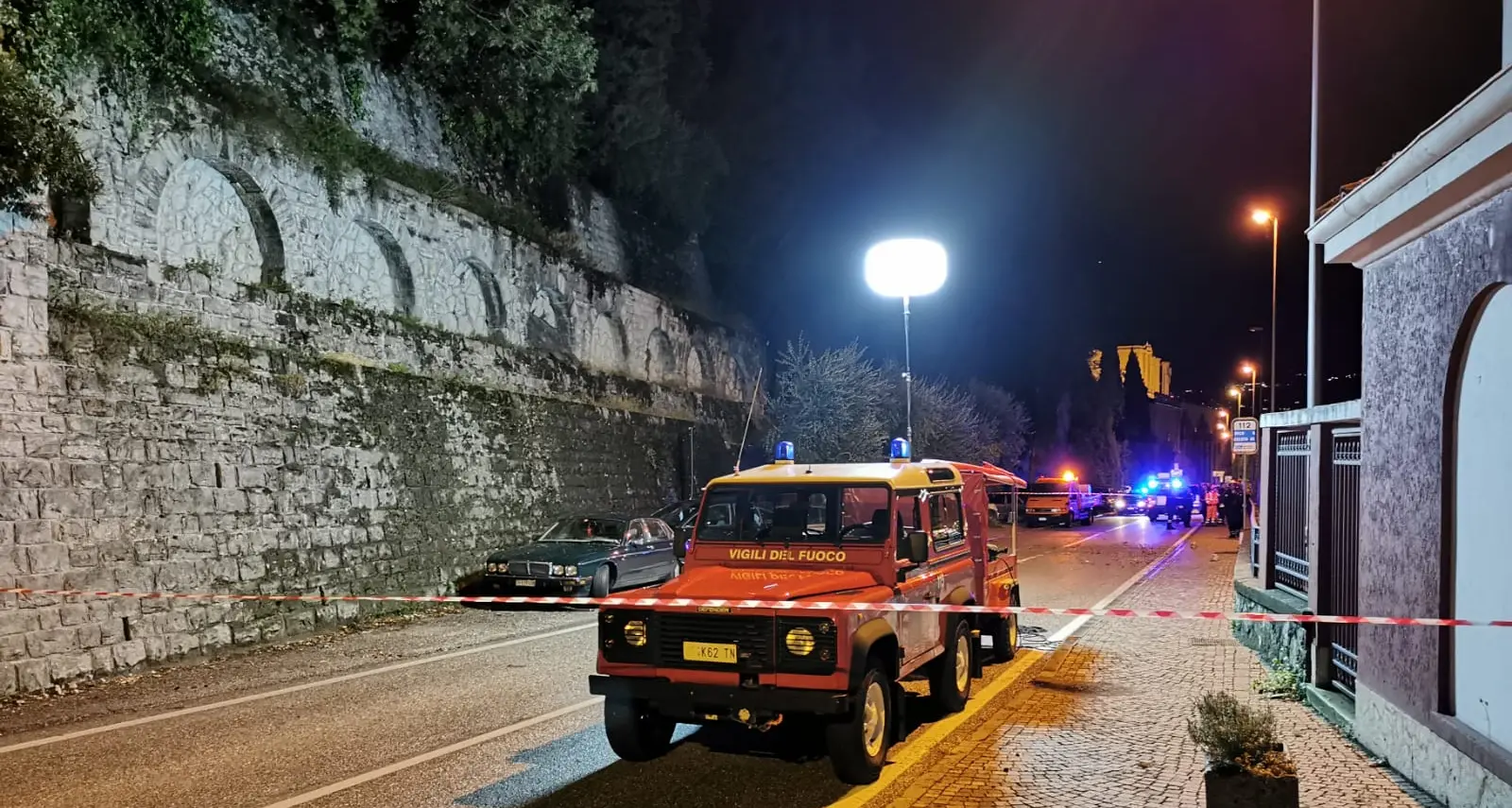Gardesana Occidentale chiusa massi sulla strada ieri sera: nessun danno, si valuta la parete