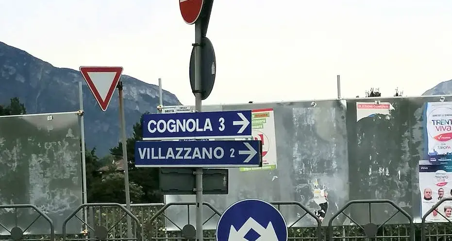 A Povo c'è un buontempone che gira i cartelli stradali ed è caos viabilità