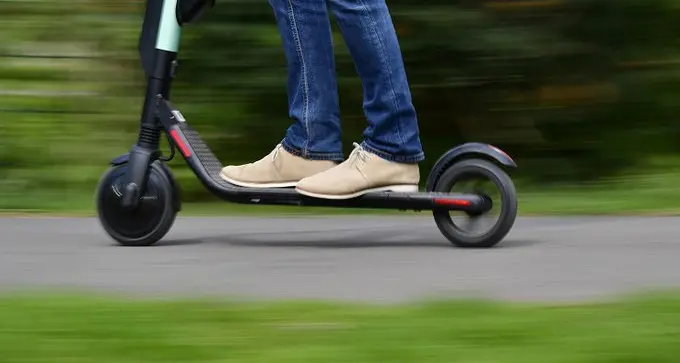 Multato con lo skate a motore, la Polizia Locale ci spiega quali sono regole e sanzioni