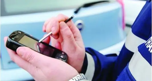 Gli rubano l'auto sotto il naso e deve pagare le multe del ladro