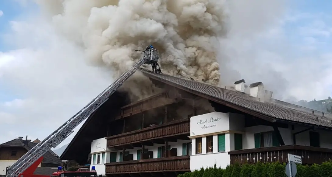 Vipiteno, fiamme in hotel Devastato il tetto - Video