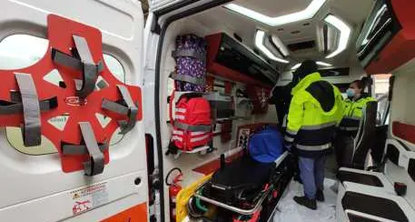 Una donna si dà fuoco e muore: solo una persona la soccorre gli altri riprendono col telefonino