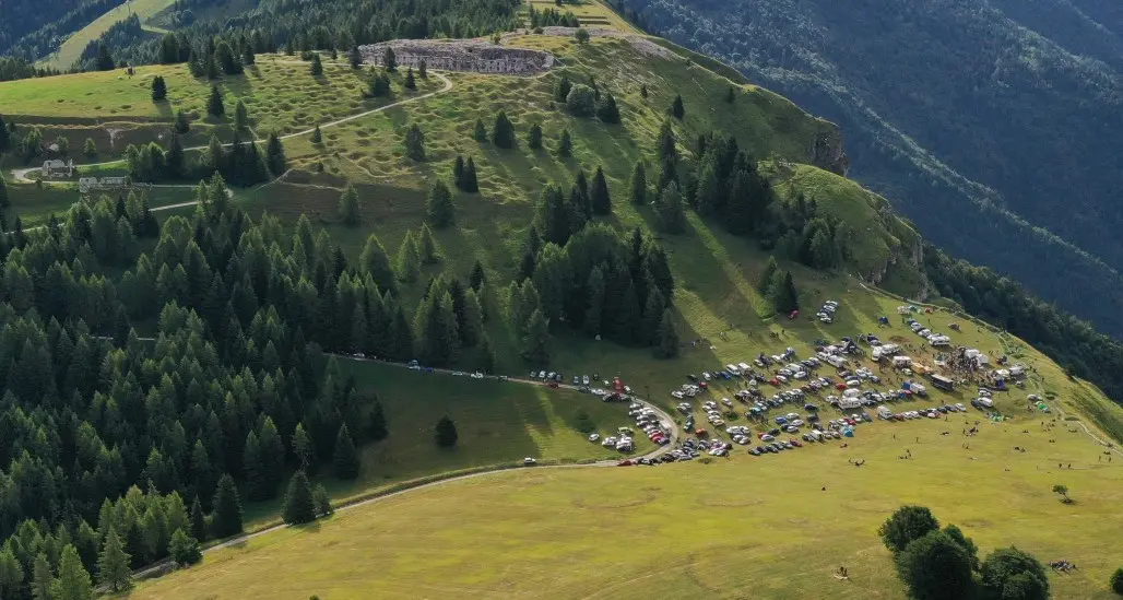 I prati di Folgaria presi d'assalto da centinaia di giovani Oltre 200 auto e musica a palla per il rave party
