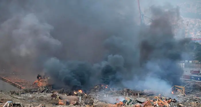 Beirut devastata da due esplosioni Almeno 78 morti e 4 mila feriti Brucia deposito di sostanze tossiche