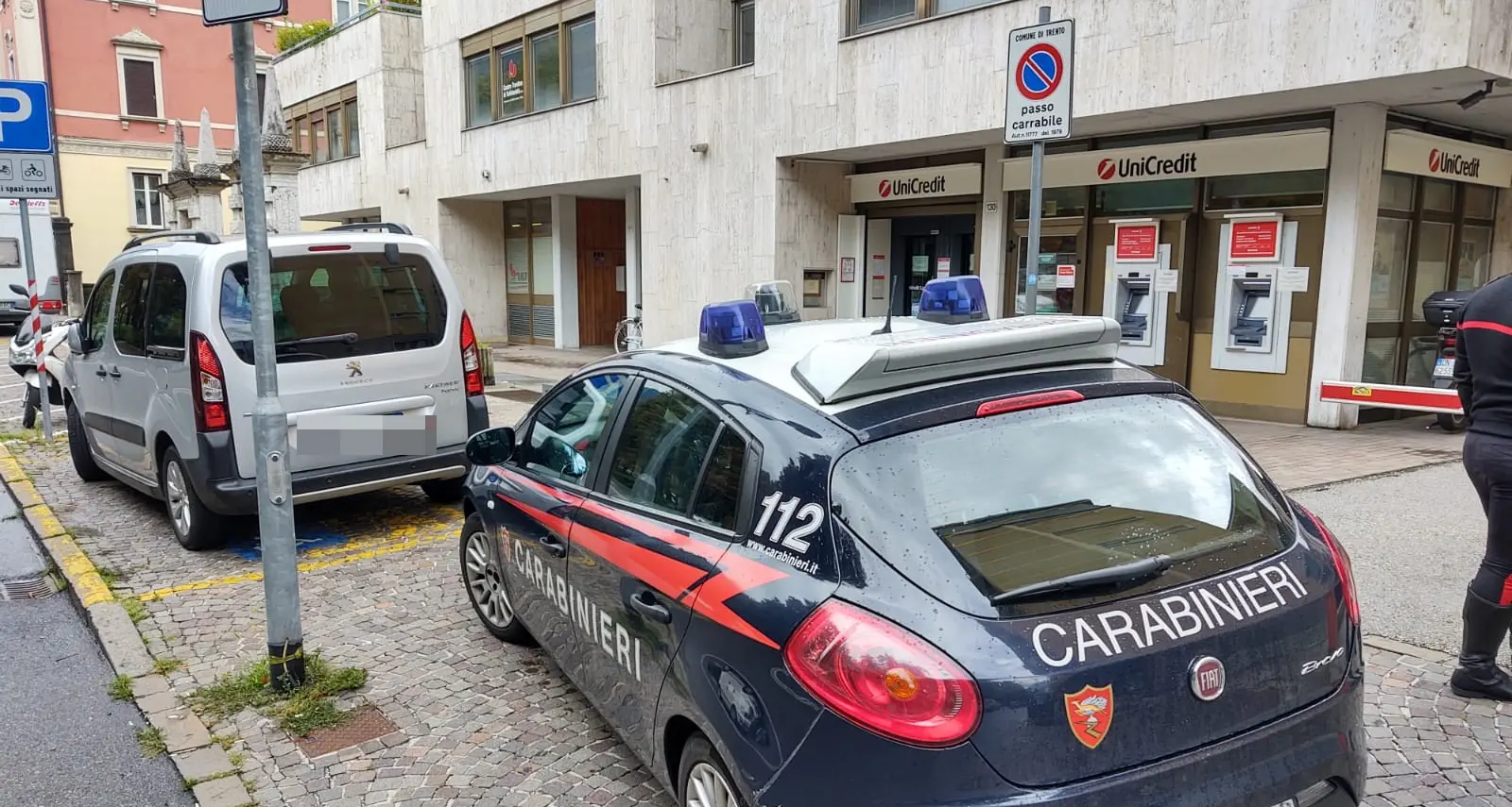 «Mani in alto, questa è una rapina»: scena da film stamattina alla filiale Unicredit di corso Tre Novembre a Trento