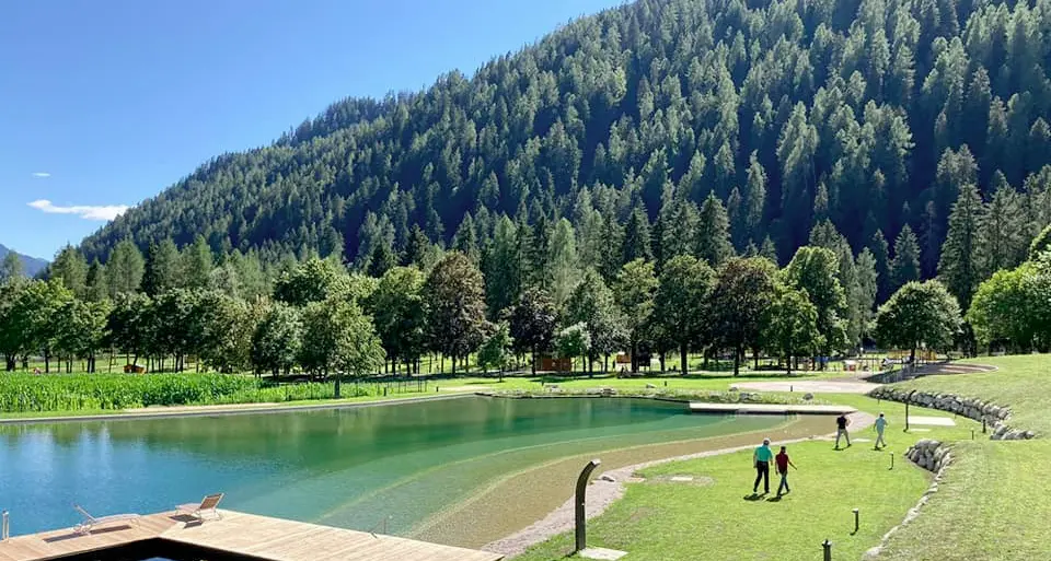 Tuffi nel nuovo Biolago nella Pineta di Pinzolo fino al 20 settembre