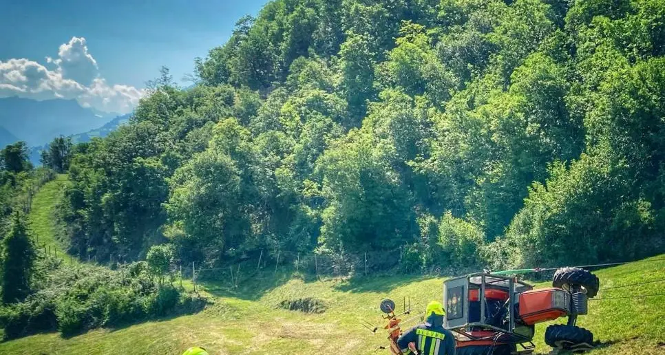 Lagundo: agricoltore morto travolto dal trattore che si è ribaltato