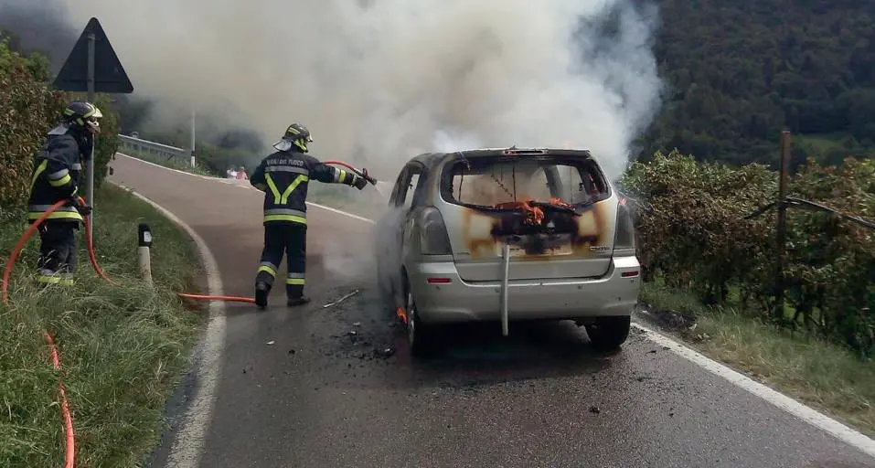 Auto in fiamme a Faedo salve le persone a bordo