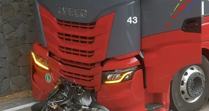Civezzano: motociclista si schianta contro un camion
