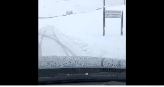 Dal caldo torrido alla neve: crollo delle temperature passo dello Stelvio imbiancato