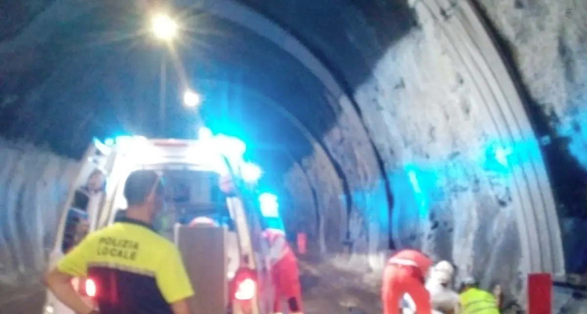Nella galleria di Ponte Pià ciclista travolta da un'auto